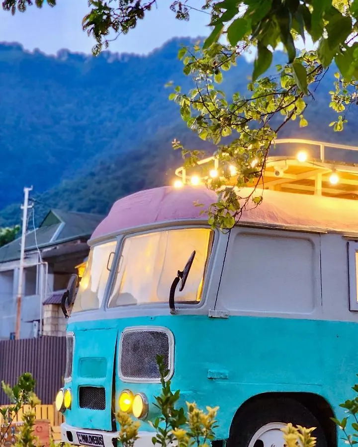 مكان تخييم فندق Pavlove Tiny Bus House In Qabala أذربيجان